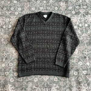 Vintage Elegant V-Neck Sweater in Black and Gray